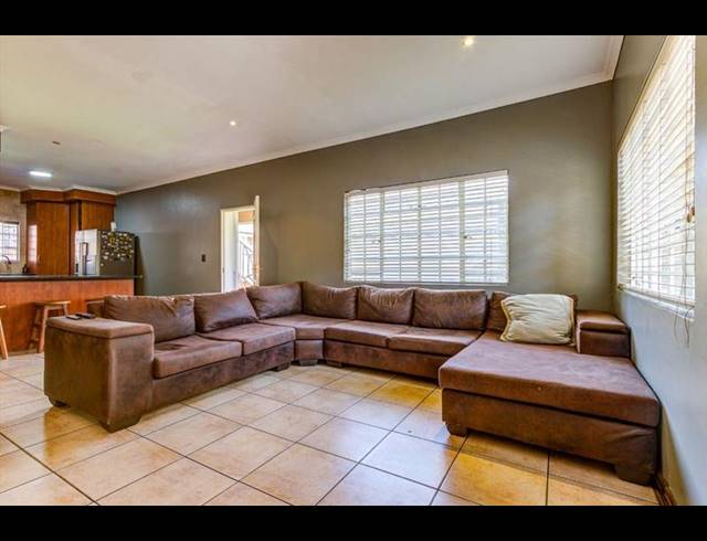 3 BEDROOM TOWNHOUSE FOR SALE IN FARRAR PARK